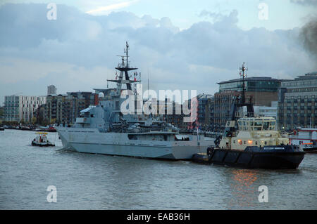 Londra, UK, 10 novembre 2014, HMS Severn P282 classe fiume nave pattuglia lascia Londra trainato da rimorchiatori sotto il Tower Bridge. Credito: JOHNNY ARMSTEAD/Alamy Live News Foto Stock