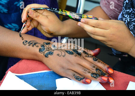 Henné tatuaggio stallo, la Broadway, Southall, London Borough of Ealing, Greater London, England, Regno Unito Foto Stock