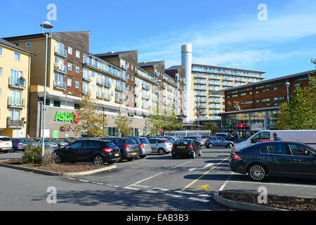 Supermercato ASDA dal centro parcheggio, Feltham, London Borough di Hounslow, Greater London, England, Regno Unito Foto Stock