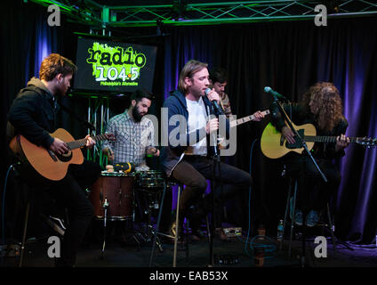 Bala Cynwyd, Pennsylvania, USA. 10 Novembre, 2014. American band alternative rock imperi eseguire a Radio 104.5's teatro delle prestazioni su Novembre 10, 2014 in Bala Cynwyd, Pennsylvania, Stati Uniti. Credito: Paolo Froggatt/Alamy Live News Foto Stock