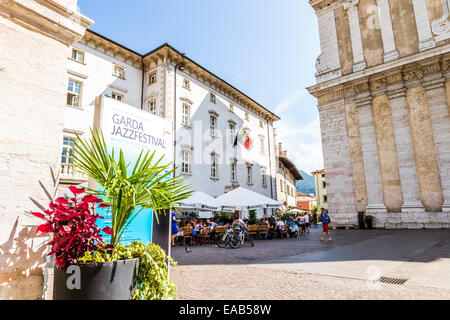 A Garda Jazz Festival Sign in Piazza Novembre, Arco Lago di Garda Trentino, Italia Foto Stock