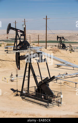 Midway Sunset oilfield in Taft, Bakersfield, California, Stati Uniti d'America. A seguito di un inedito e quattro anni di siccità, Bakersfield è ora il più arido città in Stati Uniti d'America, guidati dal cambiamento climatico. Gli americani ancora non riescono a fare il collegamento tra la loro dipendenza da combustibili fossili e il cambiamento climatico. Molti dei pozzi di petrolio in questa area sono state fracked. Foto Stock