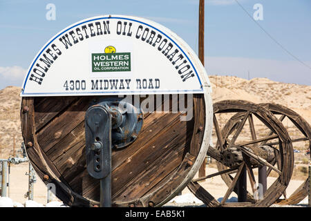 Midway Sunset oilfield in Taft, Bakersfield, California, Stati Uniti d'America. A seguito di un inedito e quattro anni di siccità, Bakersfield è ora il più arido città in Stati Uniti d'America, guidati dal cambiamento climatico. Gli americani ancora non riescono a fare il collegamento tra la loro dipendenza da combustibili fossili e il cambiamento climatico. Molti dei pozzi di petrolio in questa area sono state fracked. Foto Stock