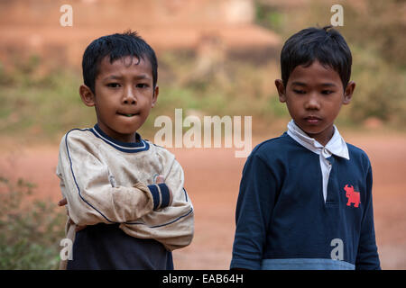 Cambogia, Bakong. Due giovani ragazzi cambogiano. Foto Stock