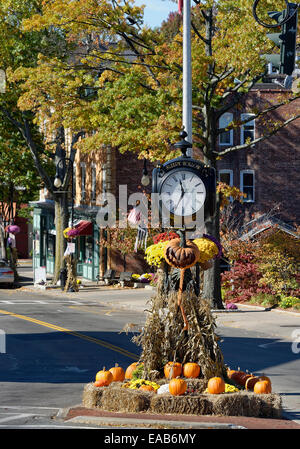 Città orologio con decorazioni d'autunno, Sleepy Hollow, New York, Stati Uniti d'America Foto Stock