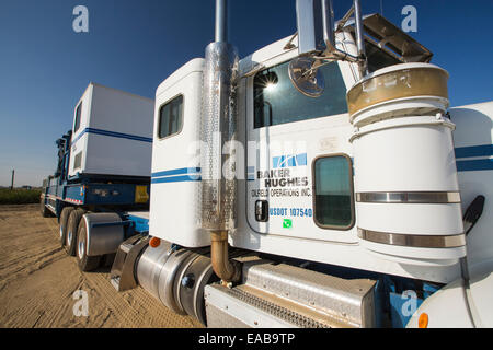 Un fracking carrello accanto a un sito essendo fracked vicino Wasco in California's Central Valley, Stati Uniti d'America. Fracking per il gas naturale e il petrolio, Foto Stock