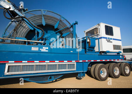 Un fracking carrello accanto a un sito essendo fracked vicino Wasco in California's Central Valley, Stati Uniti d'America. Fracking per il gas naturale e il petrolio, Foto Stock