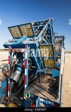 Un fracking carrello accanto a un sito essendo fracked vicino Wasco in California's Central Valley, Stati Uniti d'America. Fracking per il gas naturale e il petrolio, Foto Stock