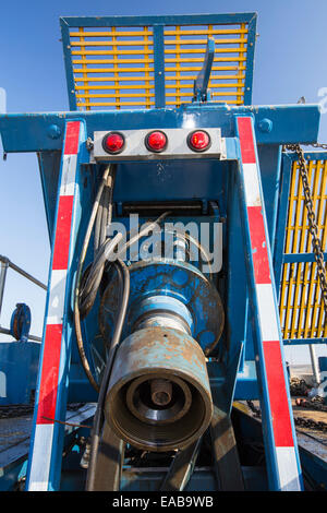 Un fracking carrello accanto a un sito essendo fracked vicino Wasco in California's Central Valley, Stati Uniti d'America. Fracking per il gas naturale e il petrolio, Foto Stock