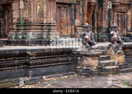 Cambogia, Banteay Srei, decimo secolo D.C. Di fronte al santuario centrale. Foto Stock