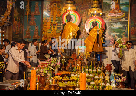 Cambogia Siem Reap. Adoratori in omaggio alla millenaria statue, principesse Angkorian Preah Ang Chek, Preah Ang Chorm Foto Stock