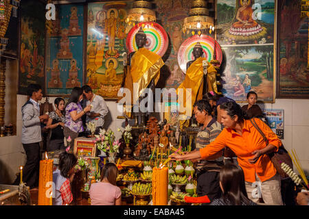 Cambogia Siem Reap. Adoratori in omaggio alla millenaria statue, principesse Angkorian Preah Ang Chek, Preah Ang Chorm Foto Stock