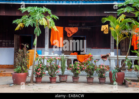 Cambogia. Bakong monastero buddista quarti viventi. Foto Stock