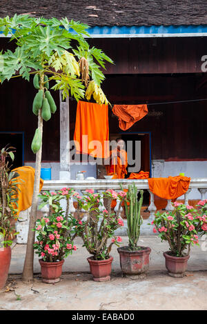 Cambogia. Bakong monastero buddista quarti viventi. Foto Stock