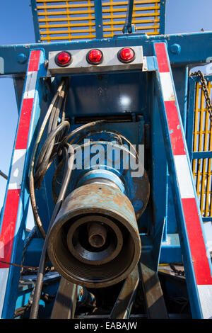 Un fracking carrello accanto a un sito essendo fracked vicino Wasco in California's Central Valley, Stati Uniti d'America. Fracking per il gas naturale e il petrolio, Foto Stock