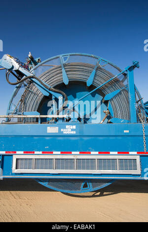 Un fracking carrello accanto a un sito essendo fracked vicino Wasco in California's Central Valley, Stati Uniti d'America. Fracking per il gas naturale e il petrolio, Foto Stock