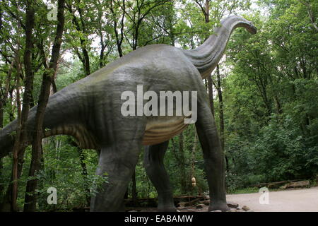 Modello di un Brachiosaurus, full-size e realistiche dino statua a Dinopark Zoo di Amersfoort, Paesi Bassi, dall'era giurassica Foto Stock