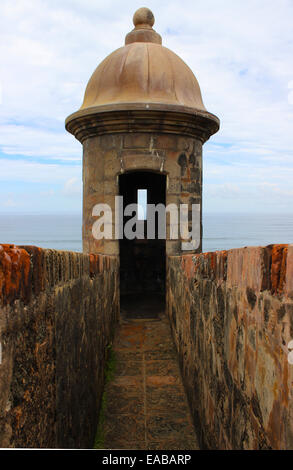 Un antica pietra garitta al Castillo de San Cristobal, San Juan di Porto Rico. Foto Stock