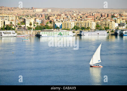 Felucca e crociere, trasporto lungo il fiume Nilo, Aswan Foto Stock