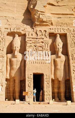 I colossali statue davanti alla Abu Simbel tempio. Foto Stock