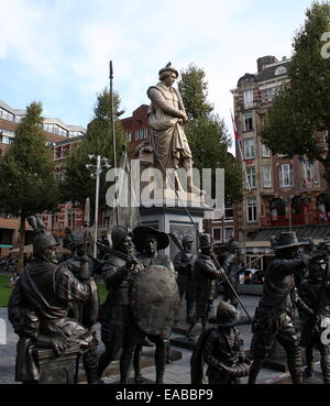Statua di Rembrandt a Rembrandtplein, interna della città di Amsterdam Paesi Bassi. Di fronte la guardia notturna bronzo rappresentazione 3D Foto Stock