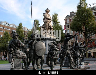 Statua di Rembrandt a Rembrandtplein, interna della città di Amsterdam Paesi Bassi. Di fronte la guardia notturna bronzo rappresentazione 3D Foto Stock