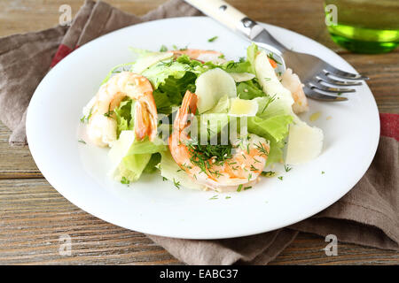 Con insalata di gamberetti, lattuga e fette di parmigiano, cibo nutriente Foto Stock