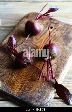 La barbabietola rossa su un tagliere, ingrediente Foto Stock