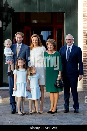 Il principe olandese Floris (2 L), la principessa Aimee (C) con i loro figli Willem Jan (L), Magali (L) e Eliane Sophia Carolina arrivare con la principessa Margriet e Pieter van Vollenhoven per la cerimonia di battesimo di Willem Jan presso il palazzo Het Loo di Apeldoorn, 9 novembre 2014. Foto: RPE/Albert Nieboer/ NESSUN SERVIZIO DI FILO Foto Stock