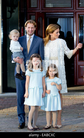 Il principe olandese Floris (2 L), la principessa Aimee (retro, R) con i loro figli Willem Jan (L), Magali (C) e la Eliane Sophia Carolina arriva per la cerimonia di battesimo di Willem Jan presso il palazzo Het Loo di Apeldoorn, 9 novembre 2014. Foto: RPE/Albert Nieboer/ NESSUN SERVIZIO DI FILO Foto Stock