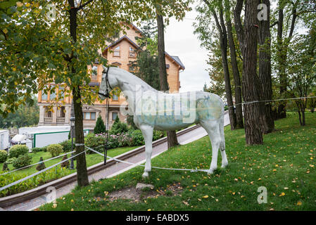 "Honka' club house di Mezhyhirya ex residenza privata di un ex presidente Viktor Yanukovych in Novi Petrivtsi, Ucraina Foto Stock