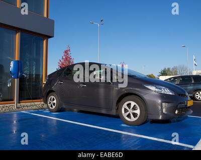 Toyota Prius ibrida auto elettrica di carica della batteria durante la sosta Foto Stock