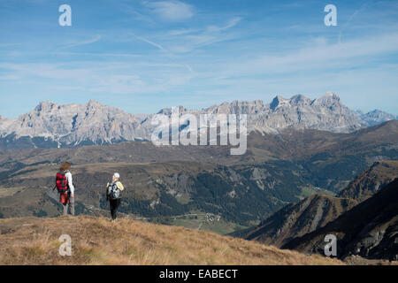 Frau und tipo wandern Dolomiten - donna e bambini escursioni nelle Dolomiti Foto Stock