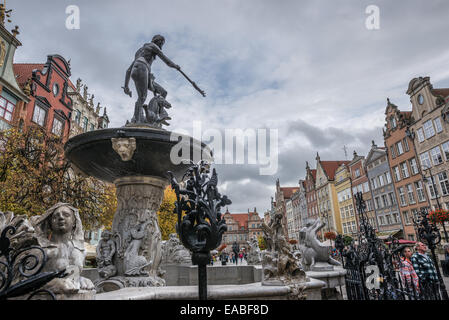 Fontana di Nettuno sul famoso Dlugi Targ Street (polacco: Mercato Lungo) sulla Città Vecchia di Danzica, Polonia Foto Stock