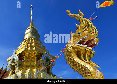 Chedi von Wat Prathat Doi Cham con Naga Snake Foto Stock