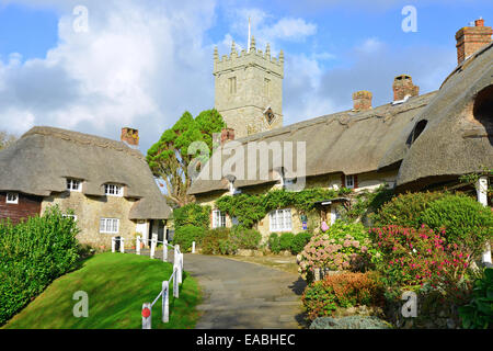 Cottage con il tetto di paglia e di tutti i santi " Chiesa, Godshill, Isle of Wight, England, Regno Unito Foto Stock