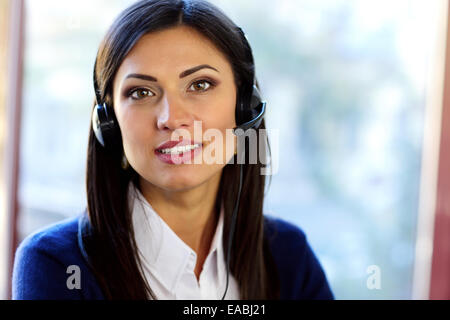 Femmina supporto clienti operatore con cuffia Foto Stock