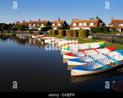 Colorate barche a remi sul Meare a Thorpeness vicino a Aldeburgh Suffolk in Inghilterra Foto Stock