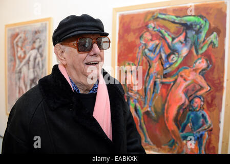 Stuttgart, Germania. Xi Nov, 2014. Premio Nobel per la letteratura vincitore Dario Fo sorge accanto al suo dipinto intitolato " Le danze oscene del Risus Paschalis' dal 2011 alla Galleria ABTART a Stoccarda, Germania, 11 novembre 2014. Dario Fo è una icona del teatro italiano e la sua mostra i suoi dipinti, che sono in gran parte sconosciuto in Germania, per la prima volta a Stoccarda. Credito: dpa picture alliance/Alamy Live News Foto Stock