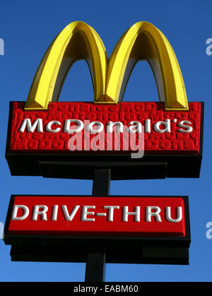 Cartello fuori McDonald's Drive-Thru ristorante, City Road, Londra Foto Stock