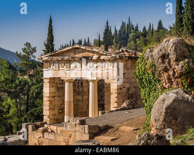 Il ricostruito tesoro di Delphi, Grecia, costruito per commemorare la vittoria nella battaglia di Maratona. Foto Stock