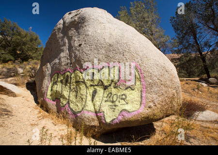 Grafitti su un masso di granito dalla Kern fiume sottostante Lago Isabella, California, Stati Uniti d'America. Foto Stock
