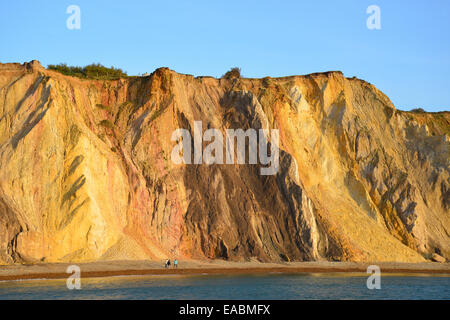 Multi-sabbia colorata cliffs, allume Bay, Isle of Wight, England, Regno Unito Foto Stock