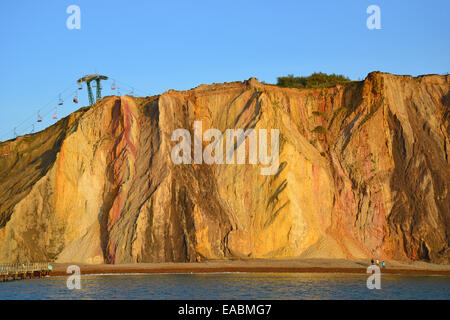Multi-sabbia colorata cliffs, allume Bay, Isle of Wight, England, Regno Unito Foto Stock