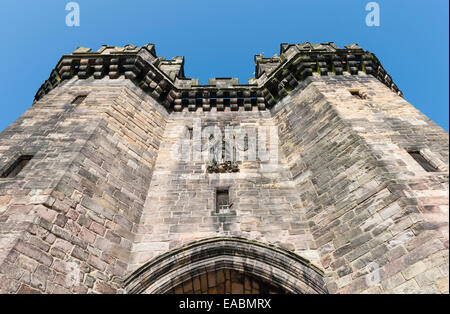 Lancaster Castle, Lancashire, Regno Unito. L'ingresso principale è attraverso il XV secolo gatehouse (John O' Gaunt's Tower) Foto Stock