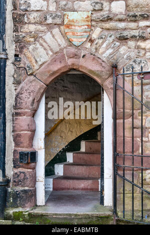 All'interno dell'HMP Lancaster Castle, Lancashire, Regno Unito. La torre 12c accanto al portone con cuscinetti armenici sopra la porta Foto Stock