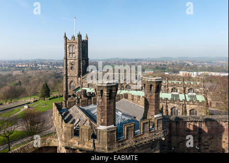 HMP Lancaster Castle, Lancashire, Regno Unito. Vista da merlature su Lancaster Priory chiesa Foto Stock