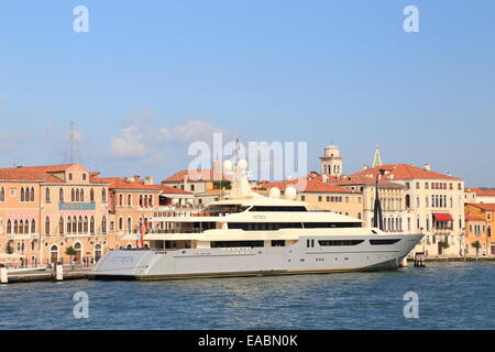 Yacht azteca, IMO 1009924, di proprietà del miliardario messicano Ricardo Salinas Pliego. Foto Stock