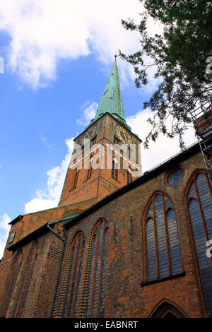 Basso angolo di visione per la Chiesa di Santa Maria in Lubecca, Germania Foto Stock