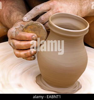 Close-up su potters mani rendendo terraglie di argilla Foto Stock